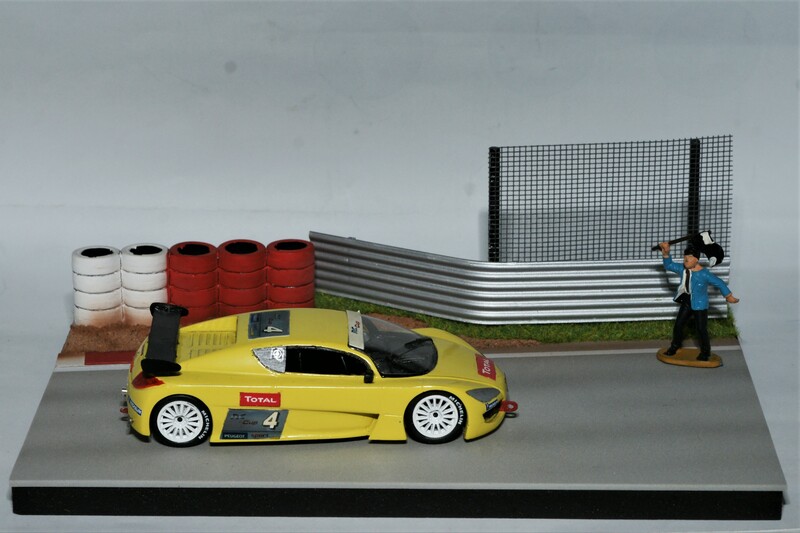 Diorama commerce. Voiture Kit RC Pic Pr ovence Moulage transformée en RC Cup.JPG