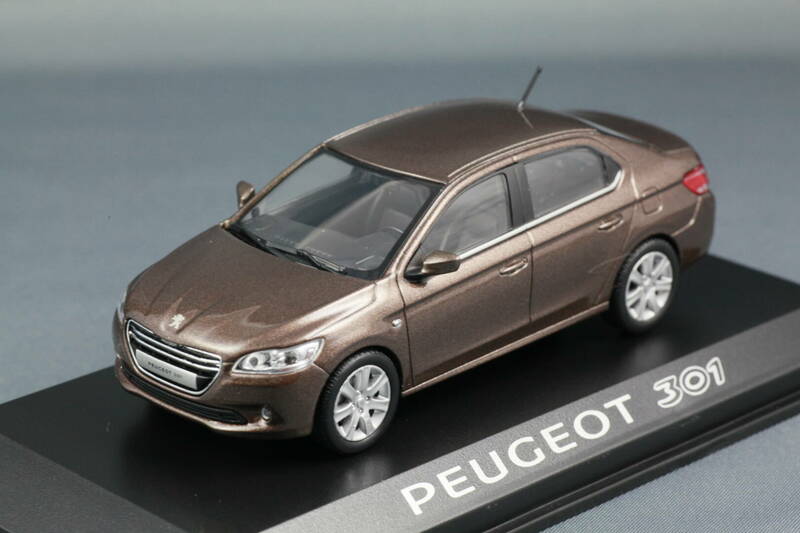 peugeot_301_2012_brun_rich_oak_01.jpg