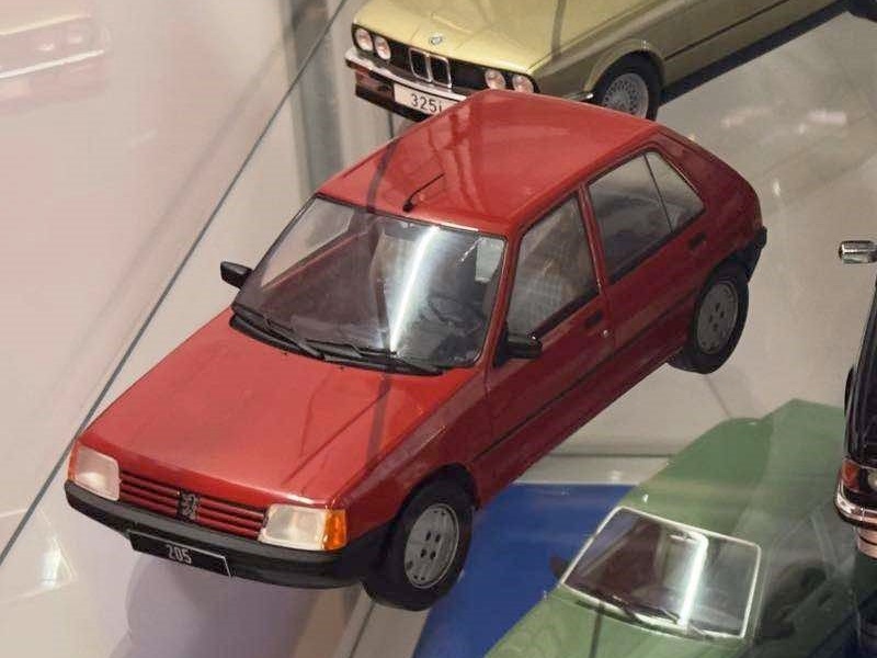 (Model-Car-Group Toy-Fair 2025 205 c1) 205 berline-5p GR.jpg