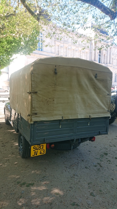 Peugeot 203 U plateau baché_b.JPG