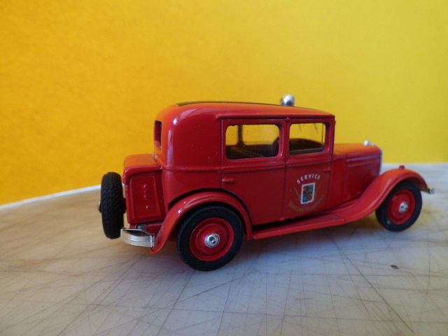 201 berline pompier.jpg