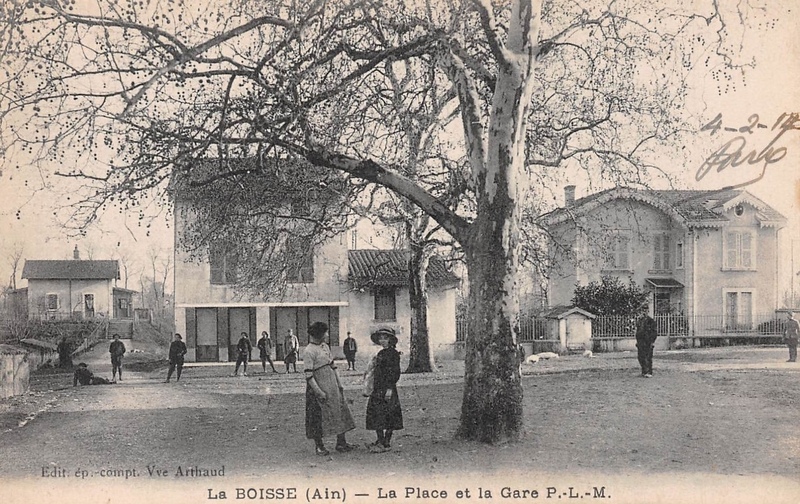la gare, c'est la petite maison, complètement à gauche...