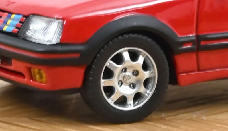 (Norev 471751 Oc) 205 GTI-1,9 rouge-Vallelunga toit-vitré-ouvrant-coulissant déco PTS 1991.jpg