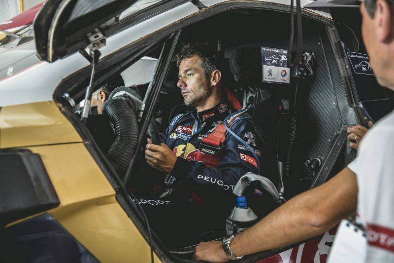 Sébastien Loeb concentré sur les spécificités de la Peugeot 2008DKR16