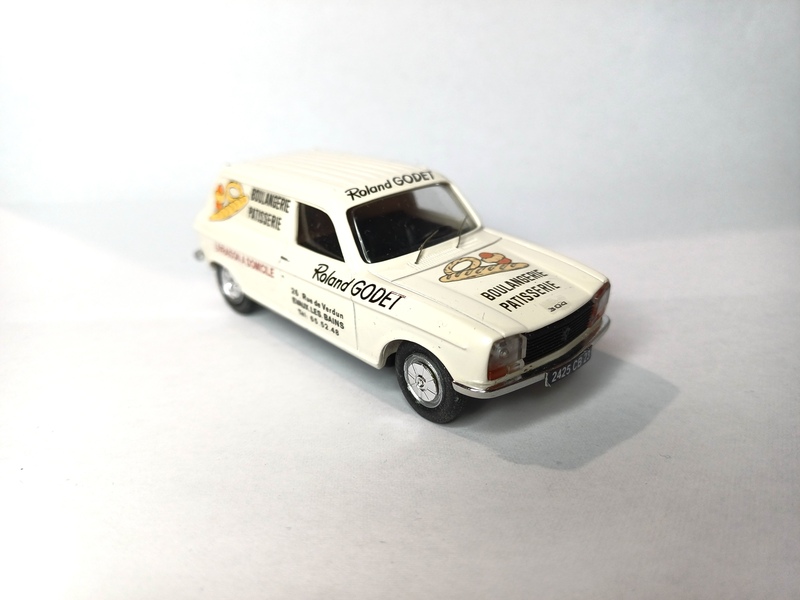 dans le même ordre d'idée, Gérard a monté une 304 break tolée sur base AQUAVIT, d'une boulangerie du département de la Creuse. Il ne manque que l'odeur du pain sorti du four, et le boulanger qui part faire sa tournée !