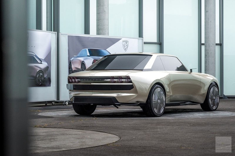 Peugeot-P18-Paris-Motor-Show-2018-E-Legend-Concept-Car-presentation-maquette-creuse-face-arriere-2.jpg