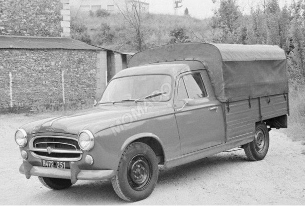 ODEON116-peugeot-403-pick-up-gris-fonce-avec-bache-beige.jpg