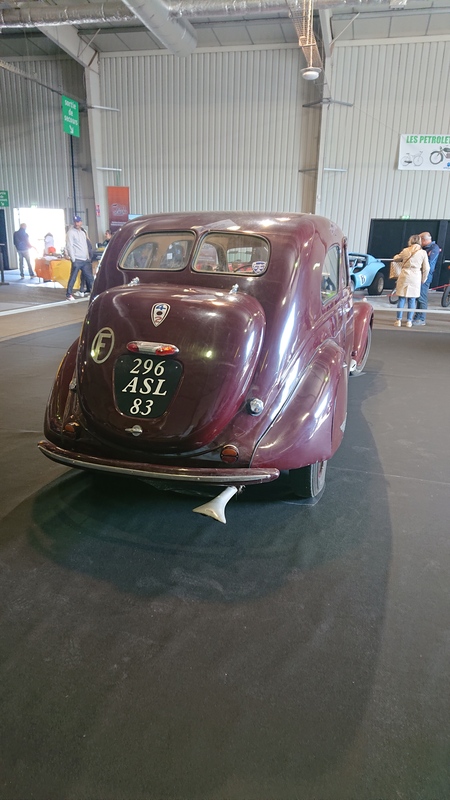 Peugeot 402 berline - b.JPG